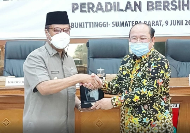 Wawako Marfendi bersama Komisioner KY