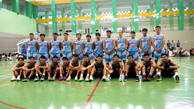 Tim Basket putra Politeknik Negeri Padang biru (atas), tim basket Universitas Andalas hijau (bawah)