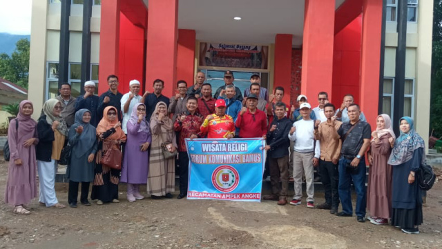 Bupati Agam, Dr H Andri Warman saat melepas FKBN se Kecamatan Ampek Angkek dalam rangka wisata religi