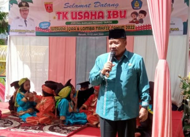 Bupati Agam, Dr H Andri Warman memberikan sambutan saat acara Tahfidz TK Usaha Ibu di Baso