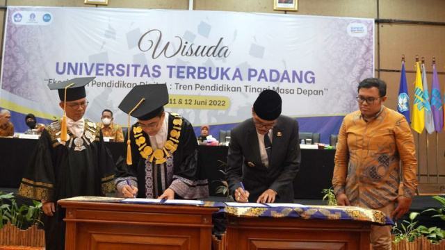 Bupati Limapuluh Kota Safaruddin Dt. Bandaro Rajo dan Wakil Rektor UT Bidang Pengembangan Institusi dan Kerja Sama, Rahmat Budiman, Ph.D. tandatangani nota kesepahaman. 