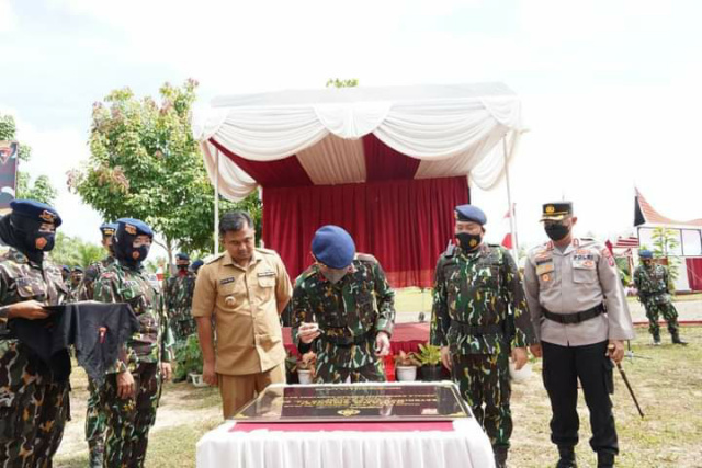 Kapolda Sumbar Irjen Pol Teddy Minahasa Putra didampingi Bupati Dharmasraya Sutan Riska Tuanku Kerajaan saat menandatangani prasasti Batalyon C Satbrimob