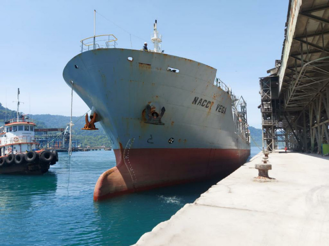 Kapal NACC Vega tengah bersandar di Pelabuhan Teluk Bayur Padang beberapa waktu lalu. Kapal pengangkut semen itu membawa semen ekspor dari PT Semen Padang ke Maldives.