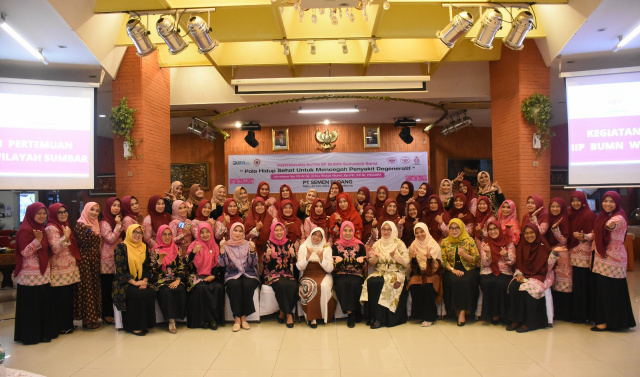 FOTO BERSAMA-  Para peserta pertemuan rutin IIP BUMN Wilayah Sumatera Barat foto bersama dengan pengurus, dan narasumber seminar kesehatan, Dr.dr.Hj.Arina Widya Murni, Sp.PD-K-PSi, FINASIM,  usai acara,  di Wisma Indarung Semen Padang, Rabu (22/6/2022).