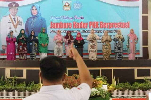 Bupati Dharmasraya Sutan Riska Tuanku Kerajaan, acungkan jempol, bentuk dukungan dan suport terhadap program nyata dilaksanakan TP-PKK Dharmasraya