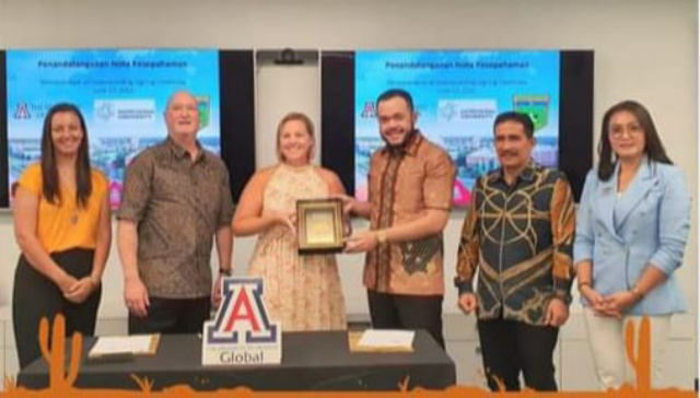 Wako Fadly Amran poto bareng jajaran University of Arizona, AS, usai penandatanganan MoU.