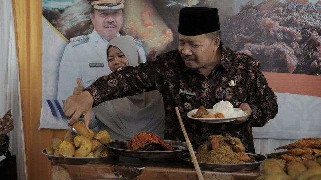 Bupati Agam, Dr H Andri Warman saat mencicipi nasi kapau