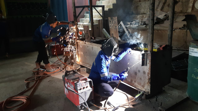 Dua orang welder tengah mengikuti pelatihan Balai Latihan Vokasi dan Produktivitas Padang, baru-baru ini.  Pelatihan tersebut difasilitasi oleh PT Semen Padang