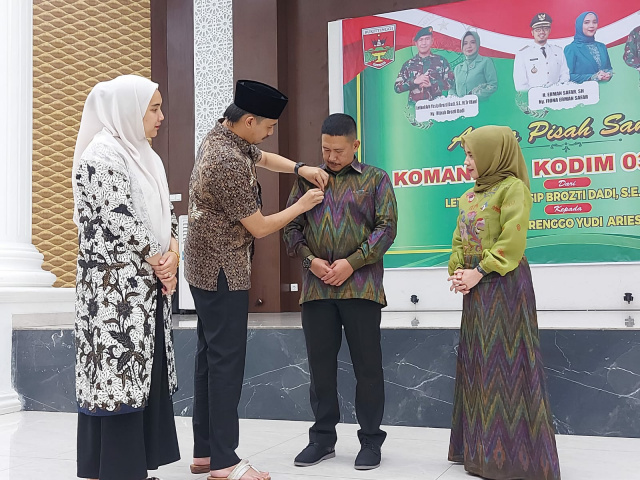 Foto wako Bukittinggi saat gelar malam pengantar tugas, Komandan Kodim 0304 Agam