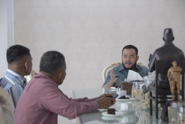 Wako Fadly bersama pengrajin kulit.