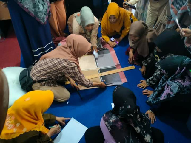 Peserta pelatihan menjahit  bed cover.