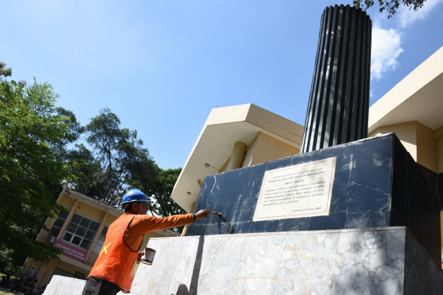 Seorang pekerja tengah mengecat monumen pengambilalihan pabrik PT Semen Padang, Senin (4/72022), atau sehari menjelang HUT Pengambilalihan PT Semen Padang ke 64.