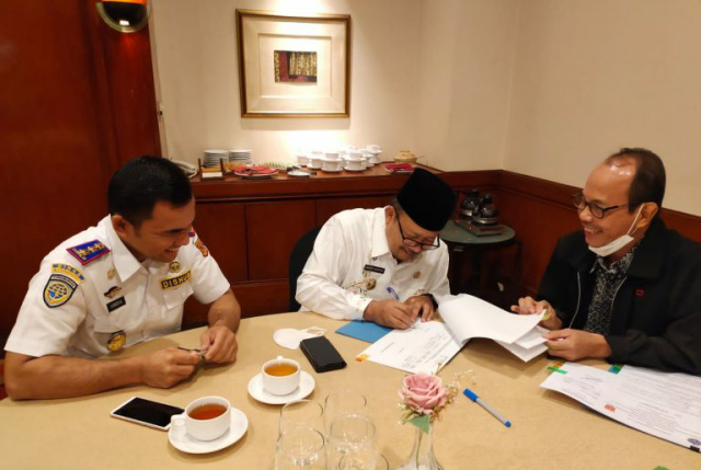 Bupati Agam saat menerima hibah berupa bus air dan dermaga di Jakarta