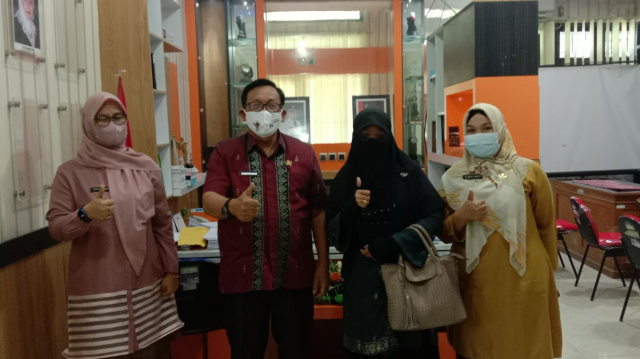 Ketua Yayasan Varisha Sarlina Putri Bersama Kepala Dinas Kesehatan Pengendalian Penduduk dan KB Kota Sawahlunto Yasril Foto Bersama Kamis (7/7)