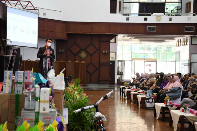 M. Bijaksana Junerosano, yang merupakan Managing Director Waste4Change sekaligus Inisiator dan Penasihat Bergerak untuk #IndonesiaBersih #BebasSampah, memaparkan mareri tentang pengelolaan sampah di seminar Langkah Bijak Pilah Sampah yang digelar di GSG S