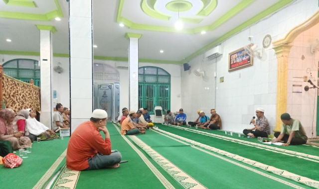 Suasanan rapat yang dipimpin Ketua Pengurus Masjid, cukup alot dan penuh rasa kekeluargaan