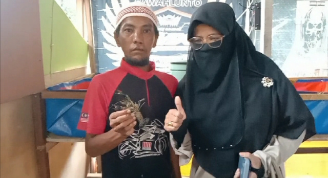 Ketua Yayasan Varisha Peduli Meninjau Usaha Budidaya Lobster Air Tawar, Surya Cutut di Tangsi Sawahlunto, Jumat (8/7)