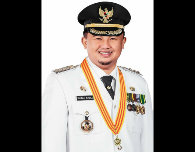 Bupati Dharmasraya Sutan Riska