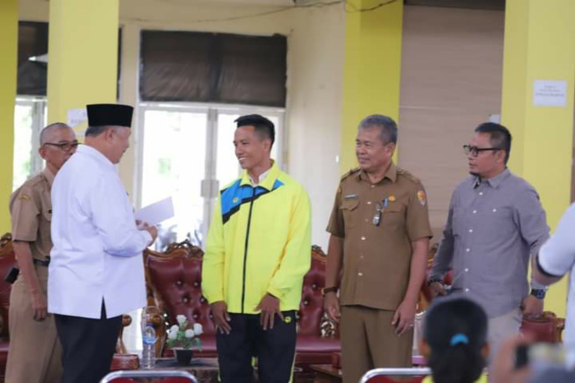Wali Kota Solok Zul Elfian serahkan bonus untuk motivasi atlet.