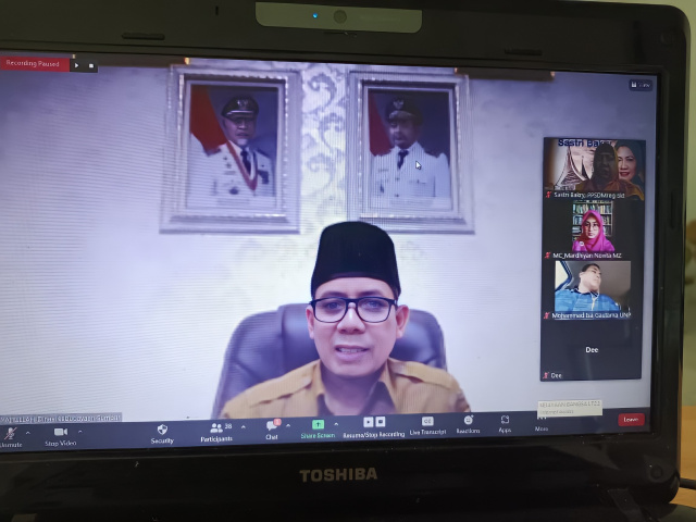 Drs. H. Syaifullah, M.M. Kepala Dinas Kebudayaan Sumbar saat membuka Bincang Buku Syair Cinta Karya Mohammad Isa Gautama (11/07/2022)