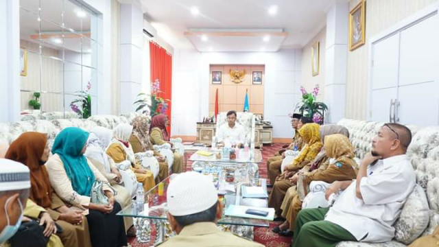 Bupati Sutan Riska saat menjamu ASN memasuki masa purna bhakti.