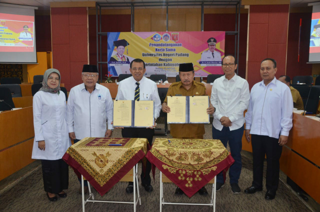 Bupati Agam saat mendatangani nota kesepahaman dengan UNP