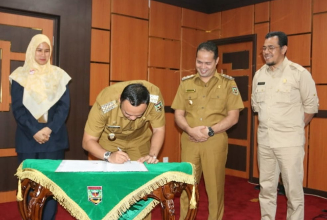 Bupati Sijunjung, didampingi Wabup, Ketua PA dan Sekdakab menandatangani MoU