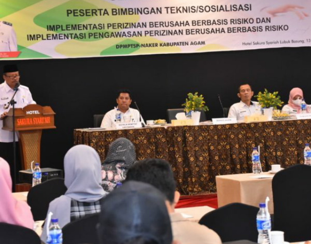 Bupati Agam, Dr H Andri Warman saat membuka sosialisasi implementasu perizinan usaha