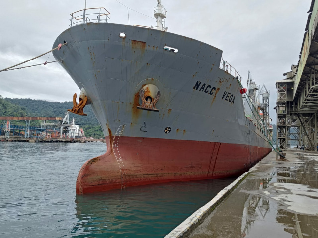 Kapal pengangkut semen ekspor ke Maldives, sandar di Pelabuhan Teluk Bayur Padang