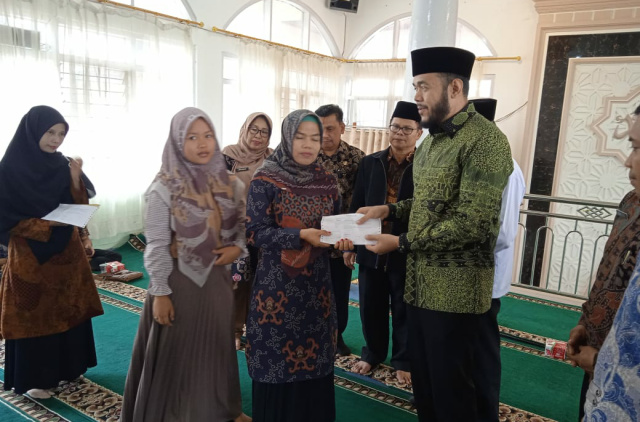 Wako Fadly saat serahkan bantuan program Padang Panjang Cerdas Baznas, Kamis (14/7/2022) siang.