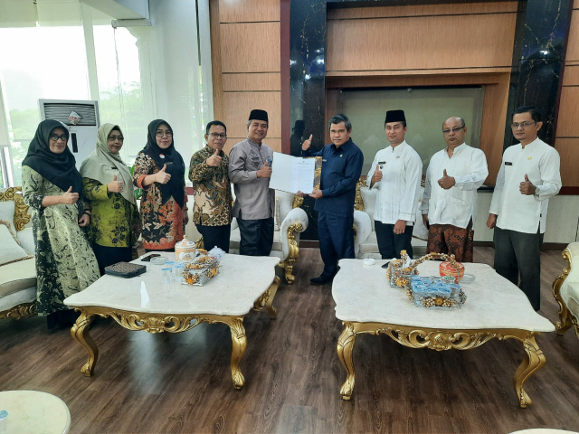 Foto sekda Martias wanto bersama Lurah KUBU Gulai Bancah Bukittinggi