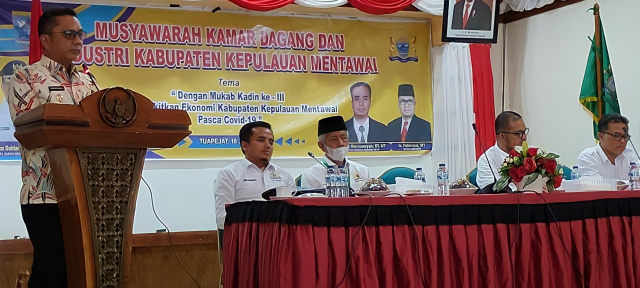 Pj Bupati Kabupaten Kepulauan Mentawai, Martinus Dahlan membuka Musyawarah Kabupaten Kamar Dagang dan Industri (Mukab Kadin) Mentawai di aula kantor Bupati