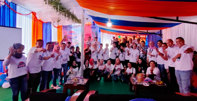 Pimpinan Cabang BRI Sijunjung foto bersama seluruh jajaran menjelang pelaksanaan undian Simpedes