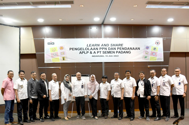 Para peserta Learn and Share diabadikan bersama Direktur Keuangan & Umum PT Semen Padang, Oktoweri, Selasa (19/7/2022)