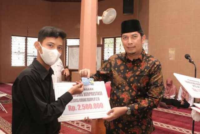 Walikota Sawahlunto Deri Asta Berikan Bantuan Bagi 900 Mahasiswa Berprestasi Asal Kota Sawahlunto di Masjid Agung Nurul Islam, Rabu (20/7)
