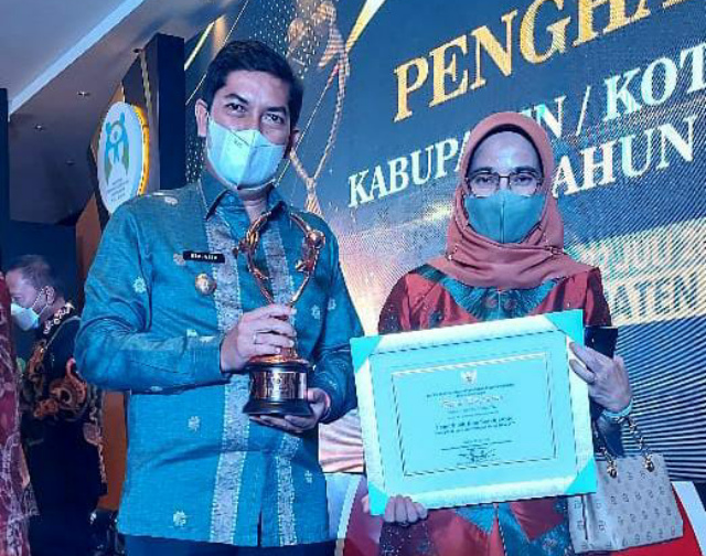 Walikota Deri Asta didampingi Sekdako Ambun Kadri Menerima Penghargaan KLA Nindya  di Jakarta, Jumat (22/7)