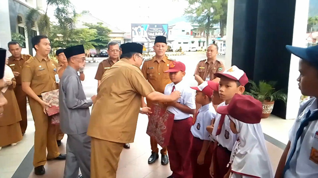 Baznas Pasaman bersama Bupati dan Wabup Pasaman salurkan bantuan pendidikan bagi para siswa
