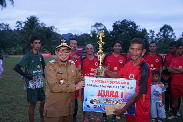 Bupati Eka Putra foto bersama tim Juara Miftah FC Bukittinggi.