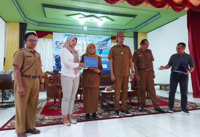 Wako Erman Safar hadiri kegiatan Padek-Paragon Go To School 2022 di SMA Satu Bukittinggi Senin (26/07/2022).