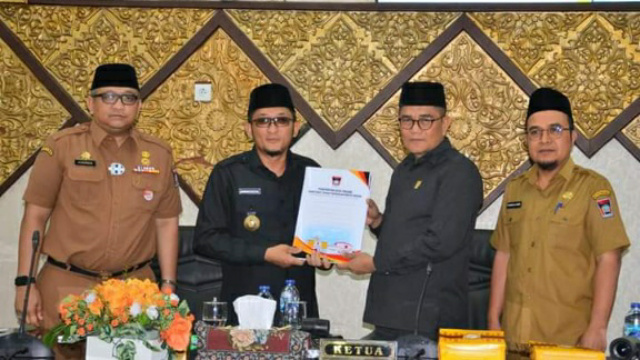 1.jpg Ketua DPRD Padang Syafrial Kani serahkan nota persetujuan KUA PPAS APBD 2023 kepada Walikota Padang Hendri Septa