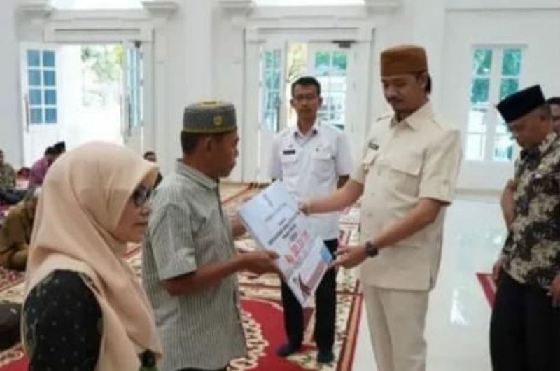 Foto wako Erman Safar seragka. Honor guru dan garin trwulan II tahun 2022 se Kota Bukittinggi Rabu (27/07/2022).
