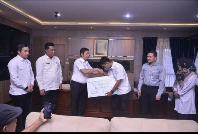 Walikota Deri Asta Serahkan Santunan BPJS Ketenagakerjaan Untuk Kematian Wartawan Enggo Daus di Balaikota Sawahlunto, Rabu (27/7)
