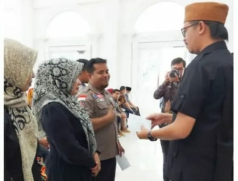 Wali Kota Bukittinggi Erman Safar memberikan honorarium triwulan II tahun 2022, Kamis (28/07/2022)