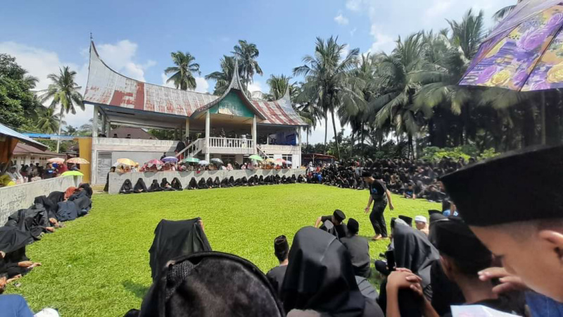 Ribuan masyarakat Nagari Sungai Dareh ikut serta memeriahkan Tradisi Barakek Laman dilaksanakan Perguruan Silek Pingian Rantau Batanghari.