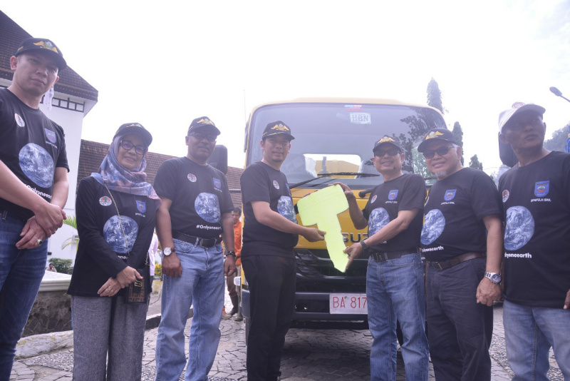 Walikota Deri Asta Menyerahkan Simbolis Kunci Truk Sampah Kepada DPKP2LH Sawahlunto Dari DAK Tahun 2022