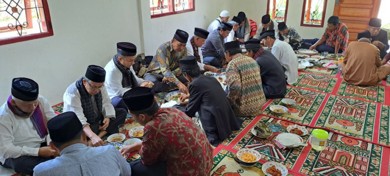 KAN Nagari Parik Panjang menjamu Pengurus Yayasan Sako Minangkabau dengan Makan Bajamba di Matua, Agam (30/07/2022).