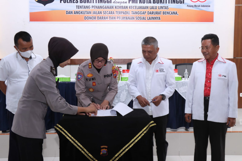 Foto Kapolres Bukittinggj lakukan kerjsamandengan PMI Bukittinggj.