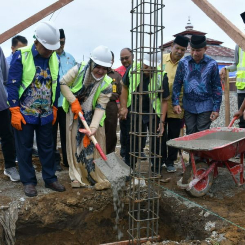 Suasana saat Anggota DPR RI, Nevi Zuairina meletakan batu pertama revitalisasi Pasar Serikat Lubuk Basung