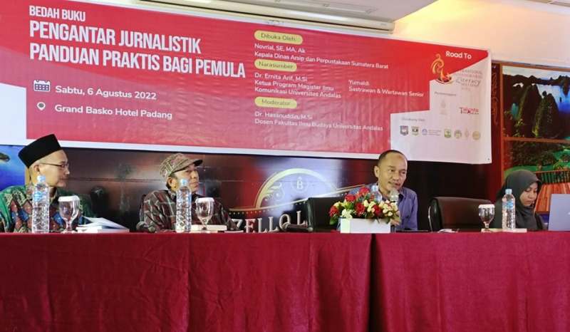 Bedah Buku Jurnalistik Satu Pena Sumbar: Dari kiri ke kanan: Ernita Arif, Hasanuddin, Yurnaldi, dan Armaidi Tanjung