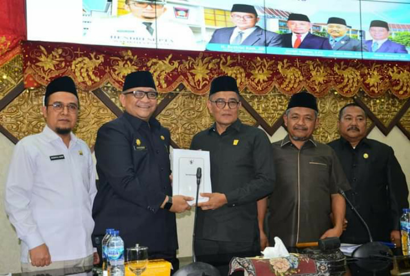 Sekda Kota Padang serahkan nota pengantar Perubauan KUA PPAS APBD 2022 kepada Ketua DPRD Padang.